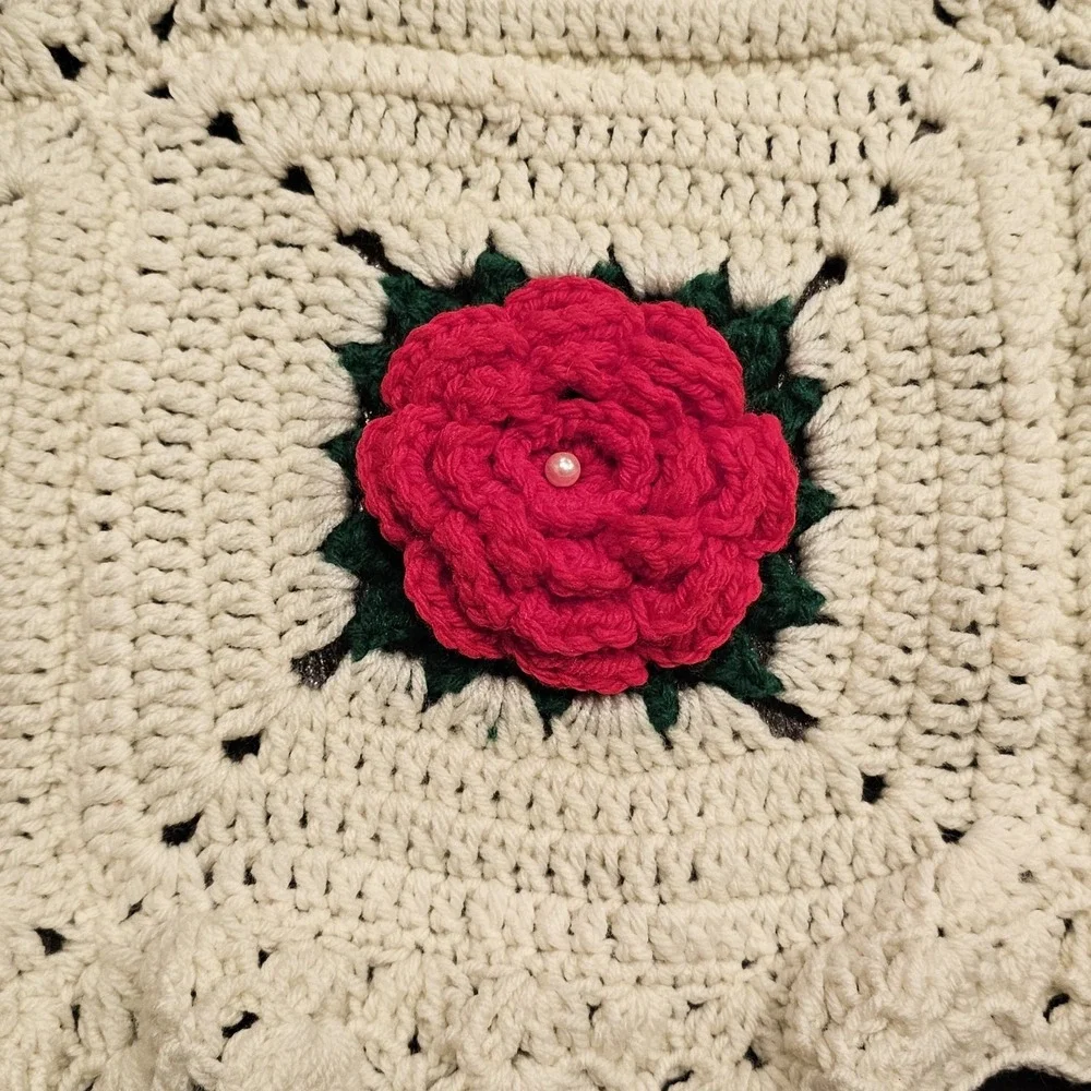 VNTG White w/ 3D Red Roses‎ Crotched Granny Squares 48